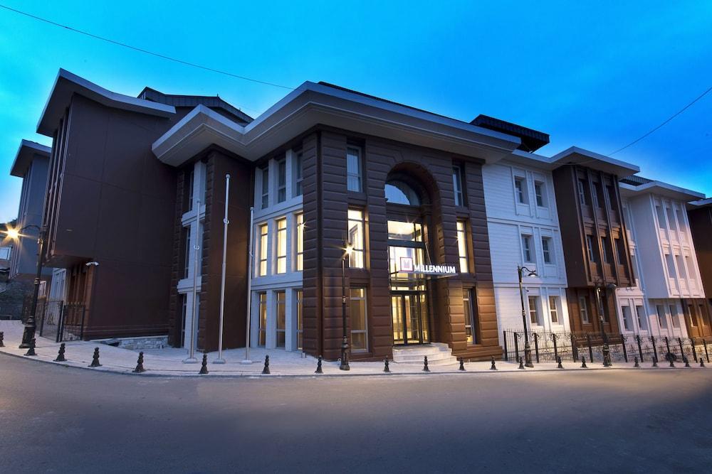 Hotel Millennium Istanbul Golden Horn Exterior foto The headquarters of the university in the center of the city