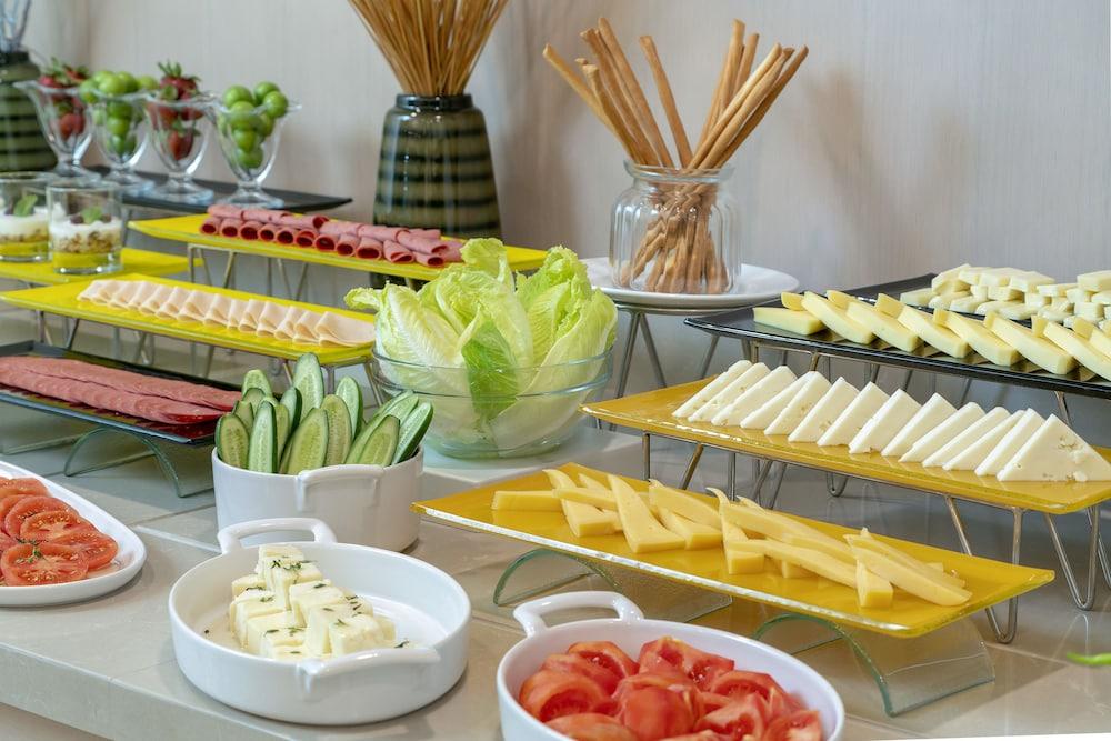 Hotel Millennium Istanbul Golden Horn Exterior foto A cheese platter