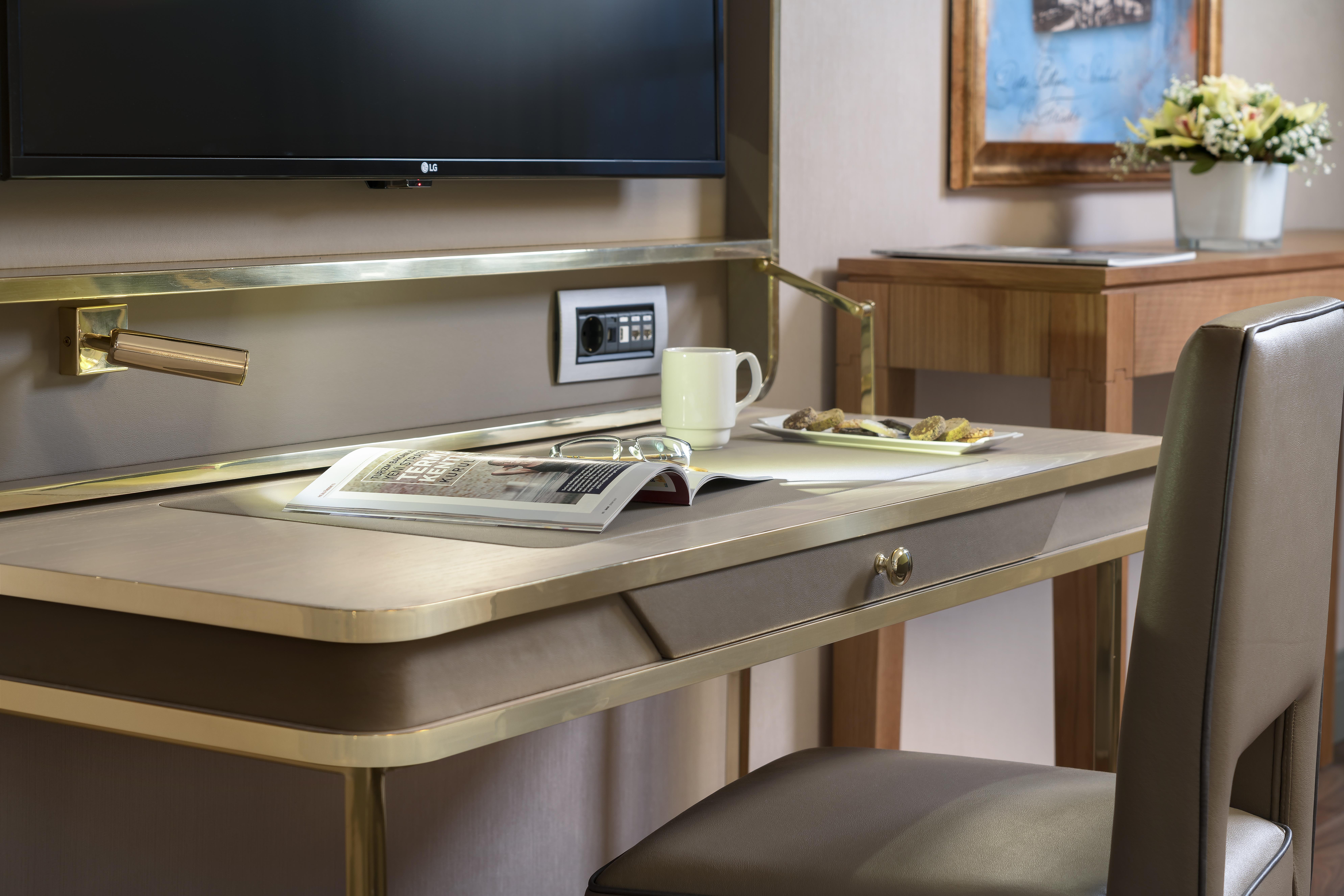Hotel Millennium Istanbul Golden Horn Exterior foto A desk in a hotel room