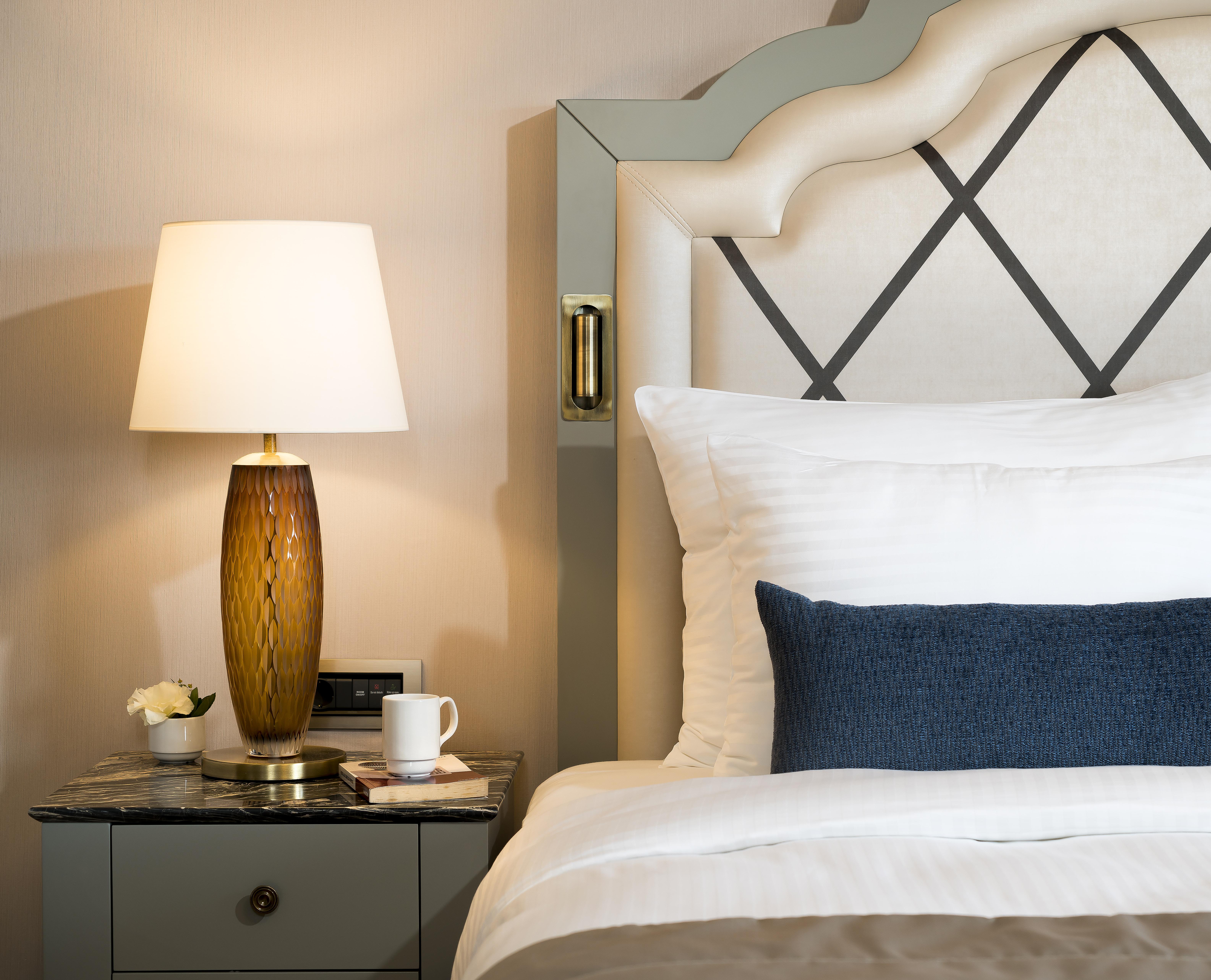 Hotel Millennium Istanbul Golden Horn Exterior foto A lamp on a bedside table