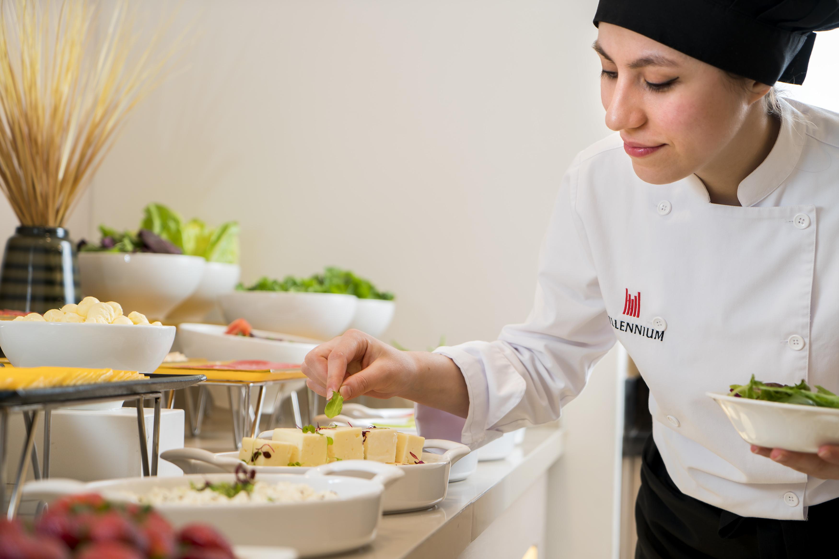 Hotel Millennium Istanbul Golden Horn Exterior foto A catering assistant preparing a buffet