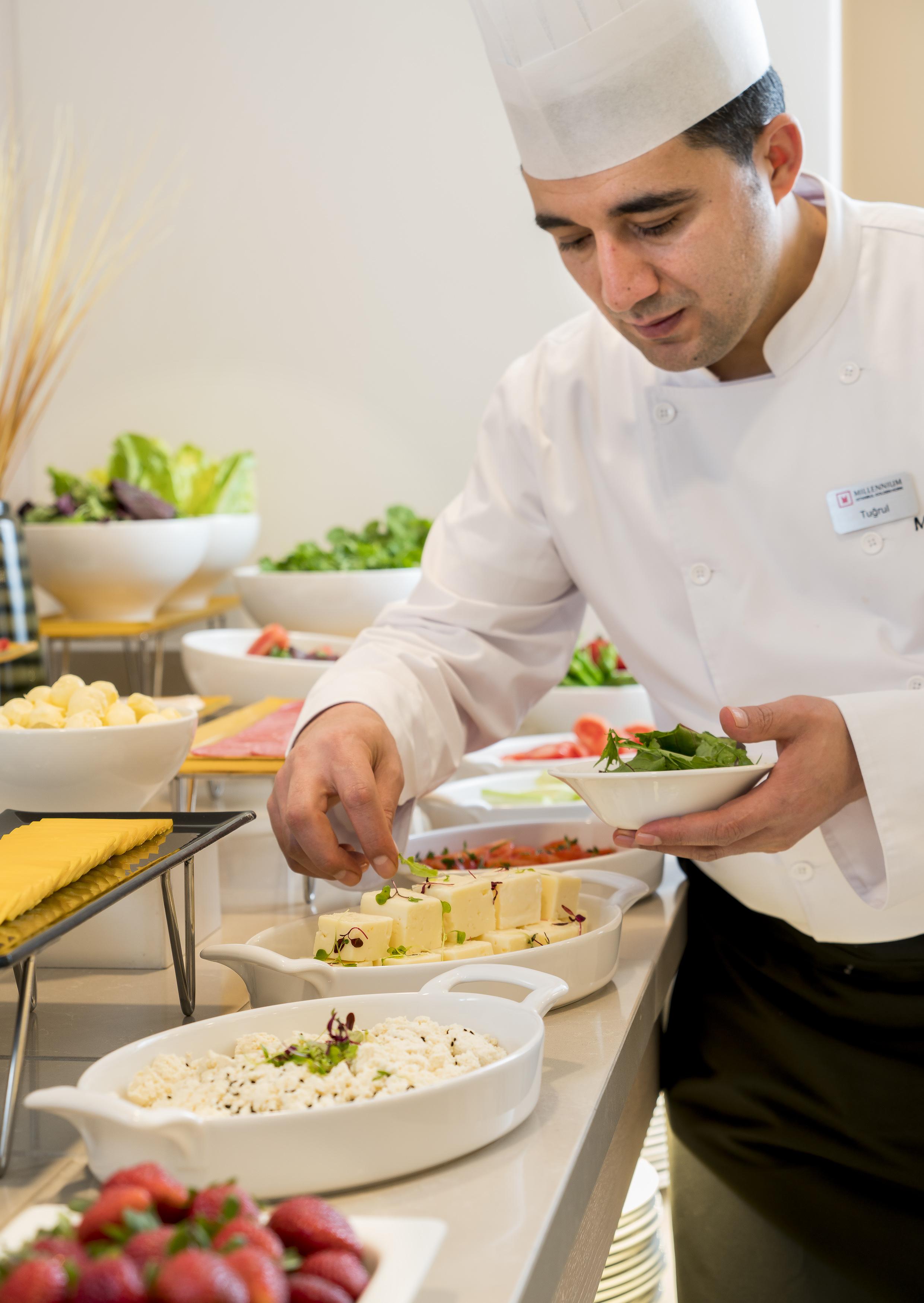 Hotel Millennium Istanbul Golden Horn Exterior foto A chef preparing food