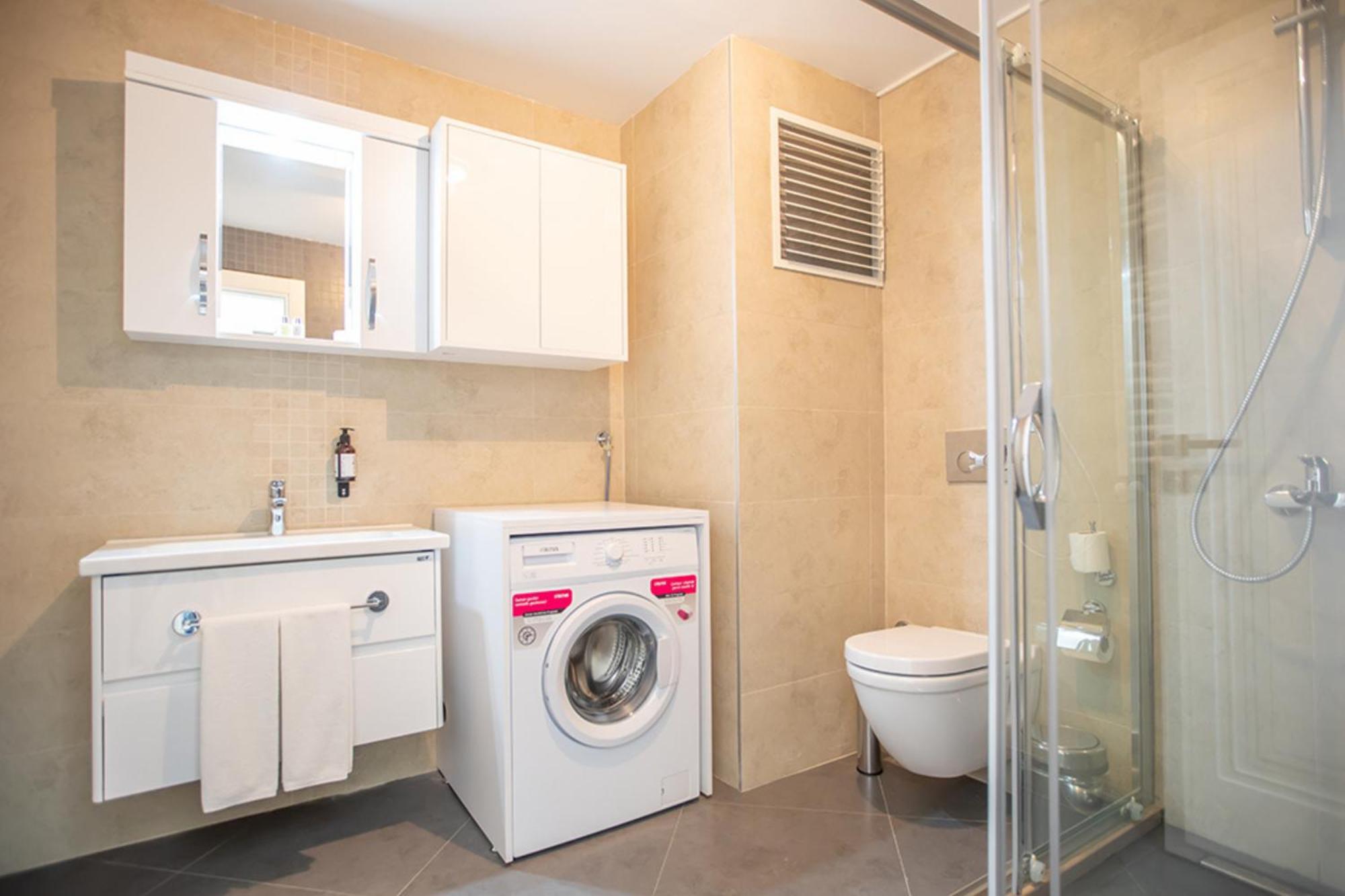 Hotel Millennium Istanbul Golden Horn Exterior foto A modern bathroom with a washing machine