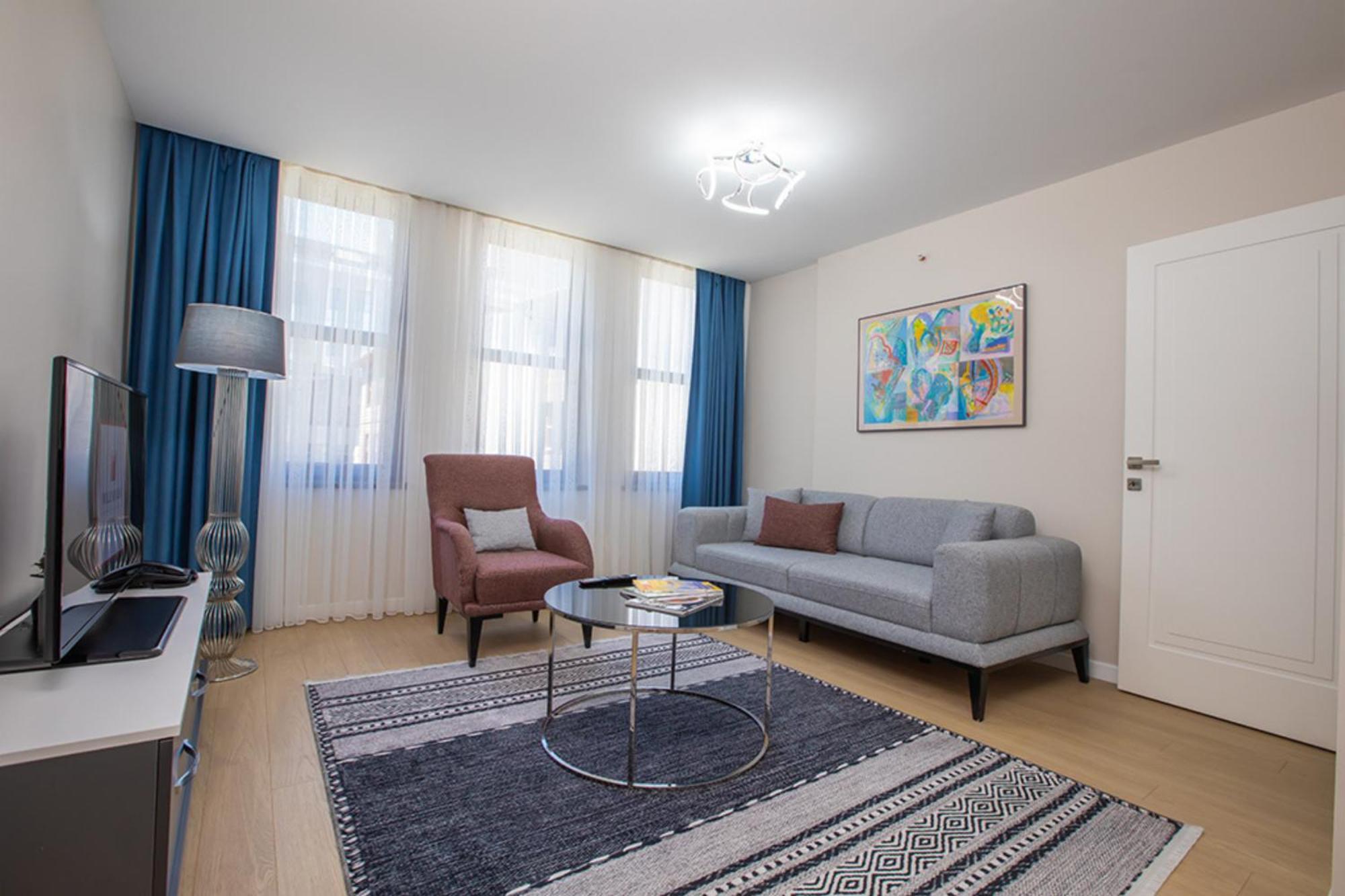 Hotel Millennium Istanbul Golden Horn Exterior foto A living room in a serviced apartment in Dubai, United Arab Emirates