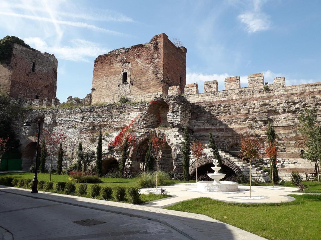 Hotel Millennium Istanbul Golden Horn Exterior foto The Roman gate